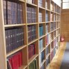 Книжкові полиці в читальній залі рукописів Ossolineumu